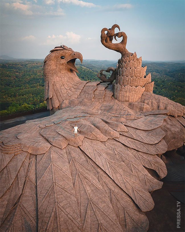 Jadayupara - самая большая скульптура птицы в мире 