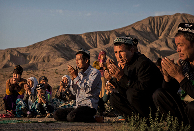 Уйгуры в Синьцзяне во время праздника Ид аль-Адха (Курбан-байрам)