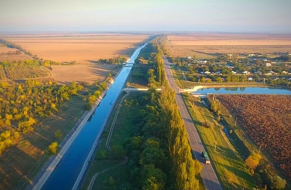 Днепровская вода самотеком по Северо-Крымскому каналу дошла до насосной станции в Джанкое, и тамошние...