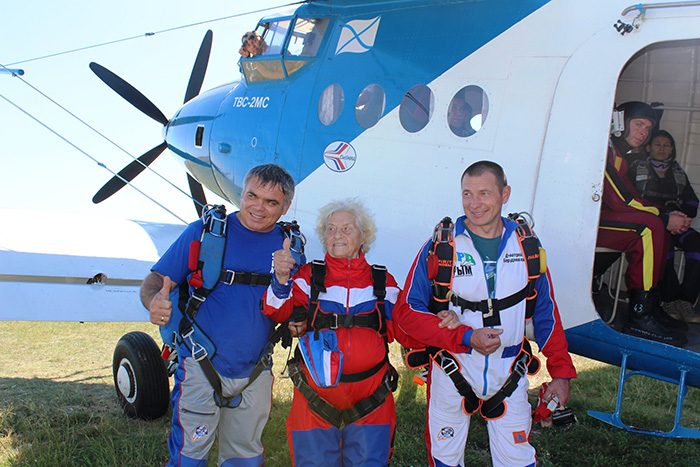 Пенсионерка из Белгорода прыгнула с парашютом в 93 года и останавливаться не собирается
