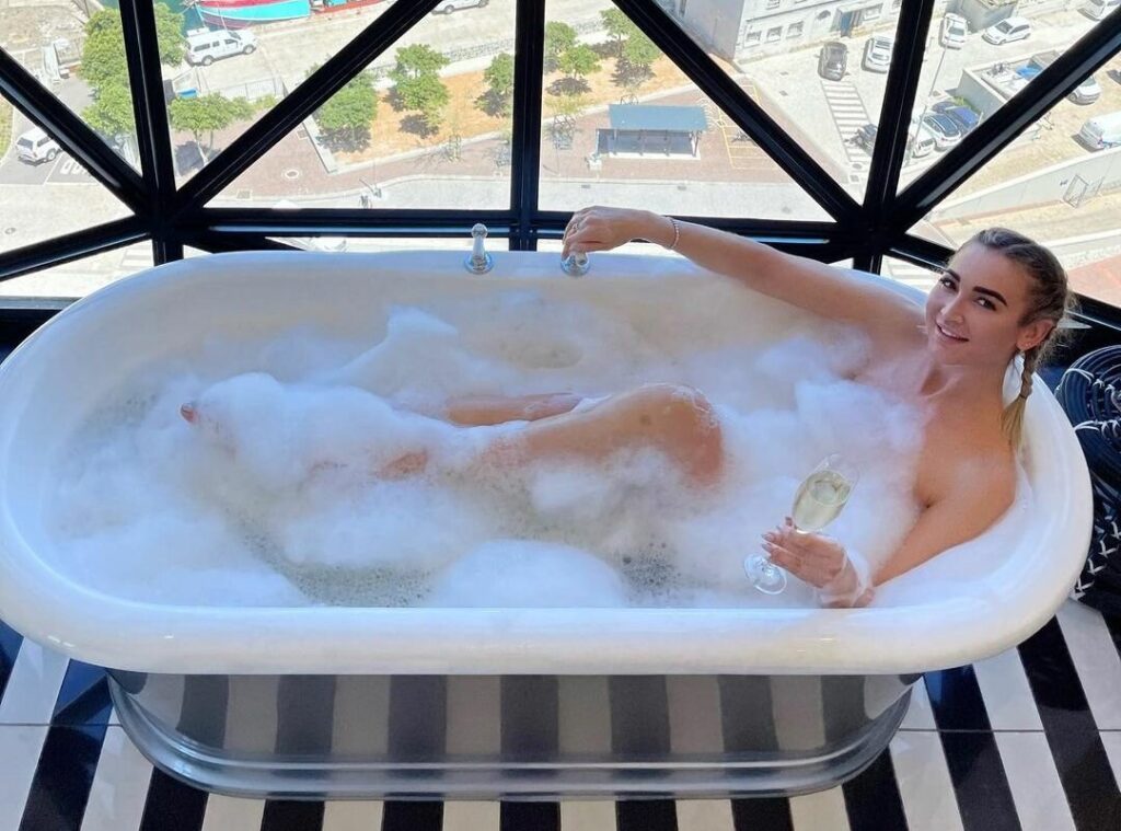 Голая Бузова сфотографировалась в ванной на фоне Кейптауна