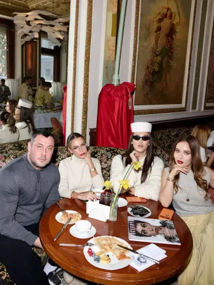 Алёна Ахмадуллина, Наташа Королёва и Алексей Жидковский на масленичных гуляньях 