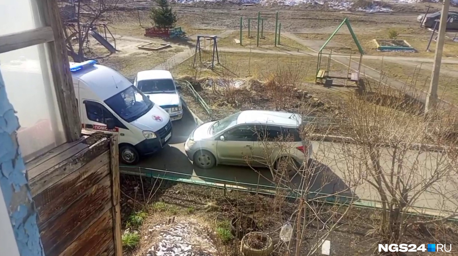 В Красноярске водитель специально не пускал скорую во двор жилого дома