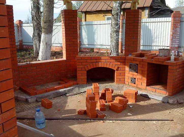 Жена любит готовить на свежем воздухе, поэтому я ей сделал сюрприз: построил летнюю кухню из красного кирпича. Фото до и после Жена любит готовить на свежем воздухе, поэтому я ей сделал сюрприз: построил летнюю кухню из красного кирпича. Фото до и после домашний очаг,,рукоделие,своими руками,умелые руки