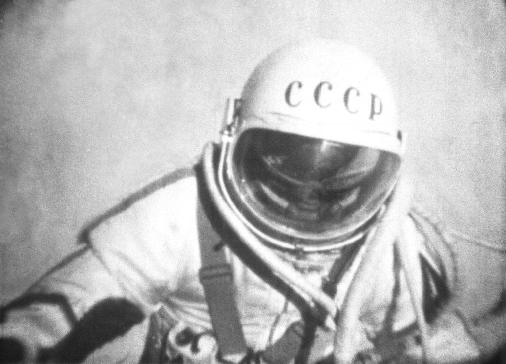 Алексей Леонов вышел в открытый космос