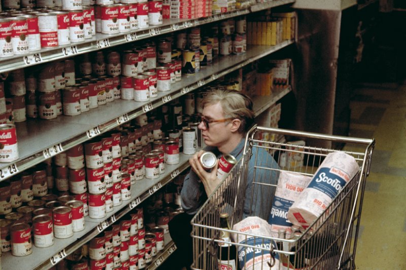 Энди Уорхол покупает томатный суп Campbell’s, 1964 в мире, знаменитости, кадры, люди, молодость, слава, фото