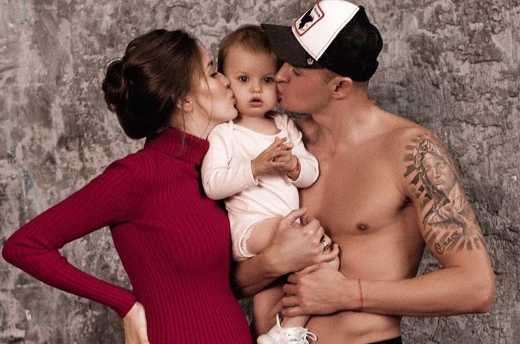 Беременная Костенко устроила фотосессию. Анастасия Костенко целуется с девушкой. Беременная Анастасия Костенко устроила яркую фотосессию с мужем