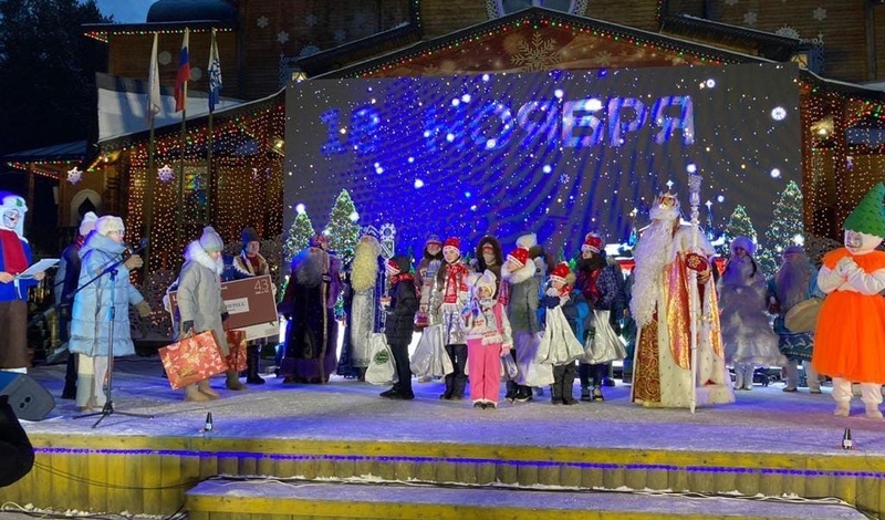 Росконгресс устроил благотворительную акцию для детей в резиденции Деда Мороза