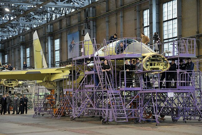 Сборка СУ-34 на авиационном заводе в Новосибирске 