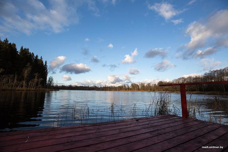 «Вложил сюда все свои сбережения». Как один человек возрождает деревню на Голубых озерах 