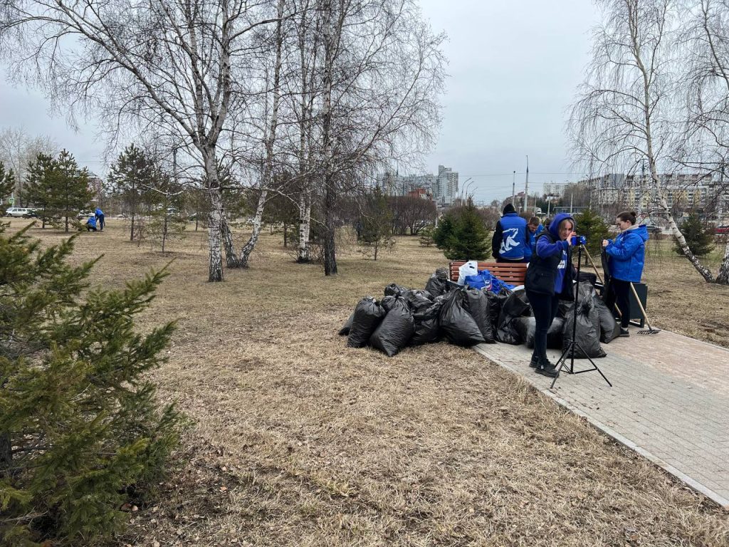 Мэр Иркутска Руслан Болотов вышел на субботник