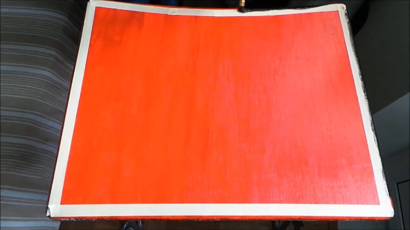 Мастерица покрасила стол и сделала невероятный узор с помощью самых простых материалов 