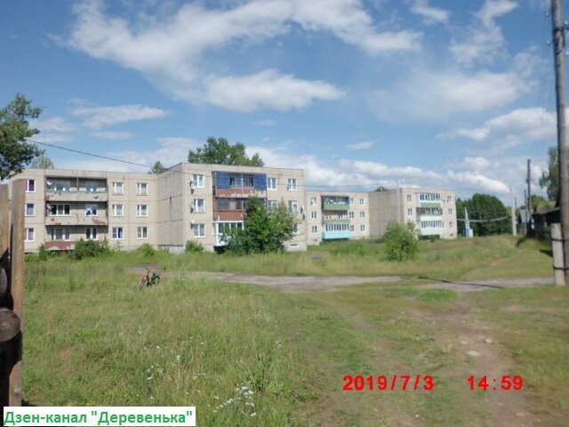 Фото автора.  Панельные дома в нашем селе, построенные заводом в советское время.