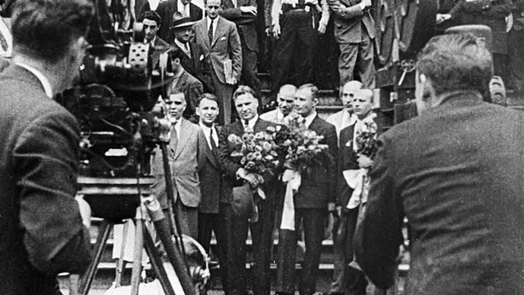 Советские летчики Александр Беляков, Валерий Чкалов и Георгий Байдуков, совершившие беспосадочный перелет Москва – Северный полюс – США, фотографируются в Ванкувере. 20 июня 1937 года