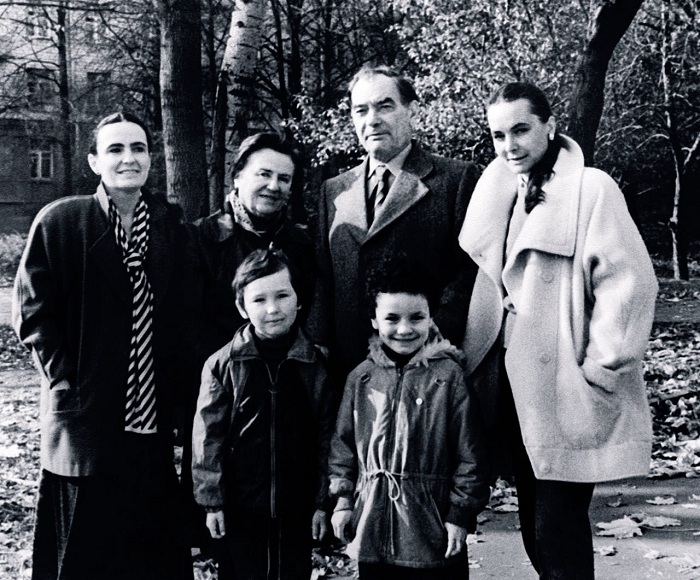 Белка в причёске жены Михалкова, балалайка от Станиславского и другие курьёзы из семейного архива актёра Петра Глебова актер,звезда,фильм,шоубиz,шоубиз