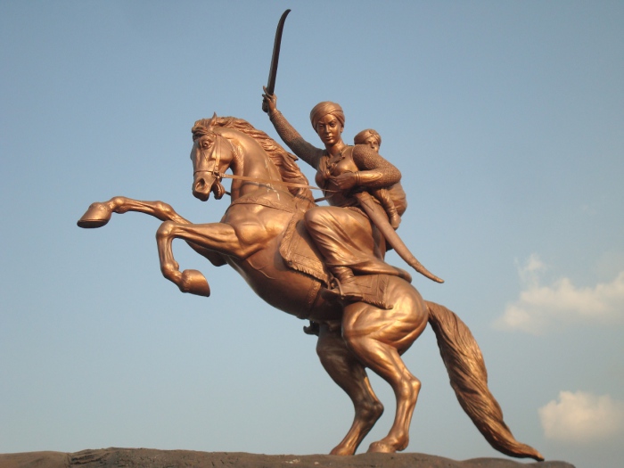 Статуя верховой Лакшми Баи. Солапур, Индия. | Фото: fscclub.com.