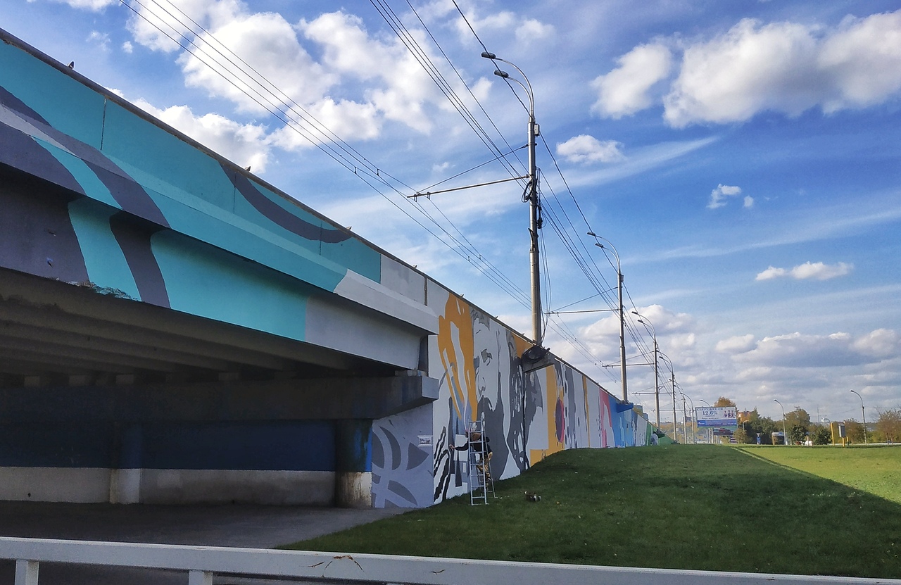 Путепровод у меги. Граффити Новосибирск возле Меги. Эстакада граффити. Эстакада в Новосибирске. Яркие разрисованные площадки под мостом эстакадой.