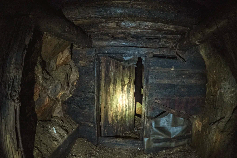 В горах Байкала туристы заметили странный тоннель и решили пройти до конца по темной шахте: видео туристы, видео, более, системы, добрались, итоге, заброшенными В, выглядели, настоящий, лабиринт Участки, воздух, прятаться, каждой, двери, старые, прикрывали, точки, Исследуя, повороты, спертым
