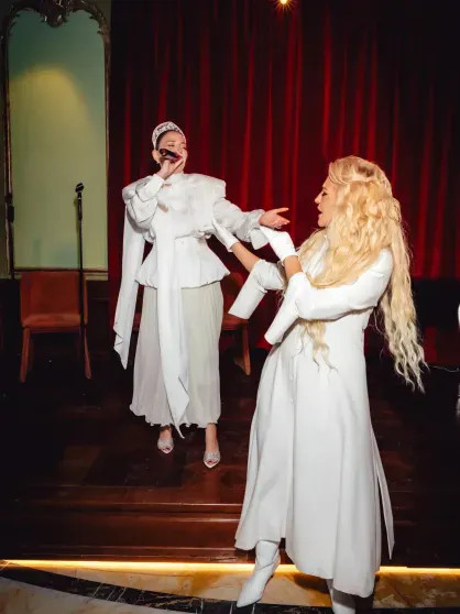 Алёна Ахмадуллина, Наташа Королёва и Алексей Жидковский на масленичных гуляньях 