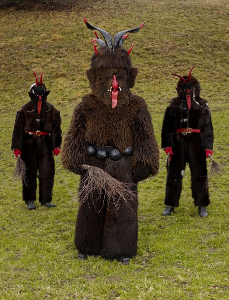 «Люцифер и маленькие дьяволы»: монструозные языческие костюмы для зимних праздников