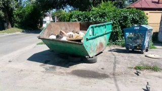 Опустошенный мусорный контейнер / Фото: МЦУ Барнаула