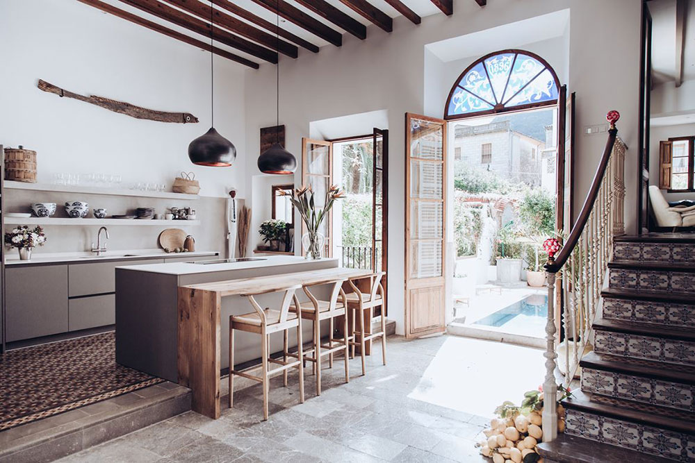 Прекрасный таунхаус на Майорке, который не утратил своего исторического обаяния Прекрасный таунхаус на Майорке, который не утратил своего исторического обаяния бассейн,интерьер и дизайн,Испания,каменный дом,Майорка,средиземноморский стиль,таунхаус