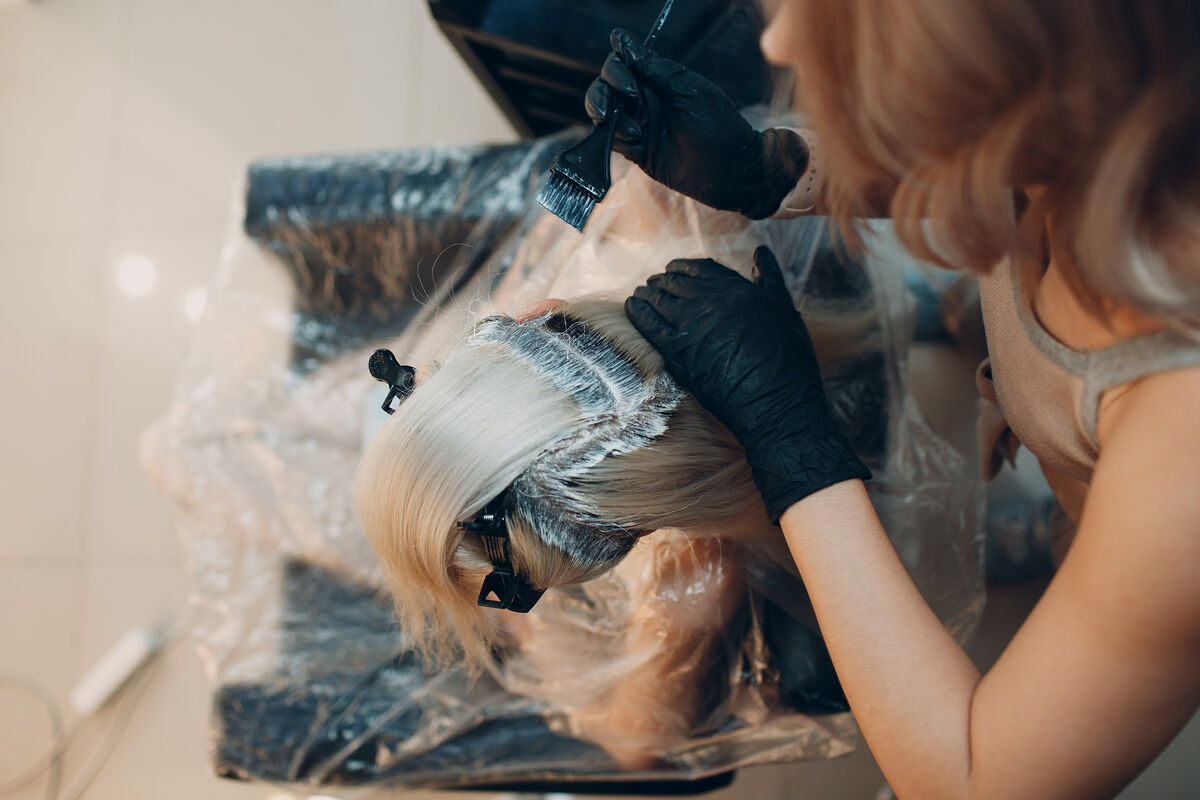 Колорист Веденеева: перед окрашиванием волос в блонд важно помыть голову