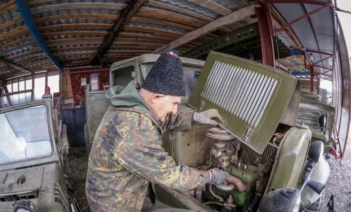 Пенсионер из России своими руками собрал коллекцию из 80 советских автомобилей Пенсионер из России своими руками собрал коллекцию из 80 советских автомобилей автомобили