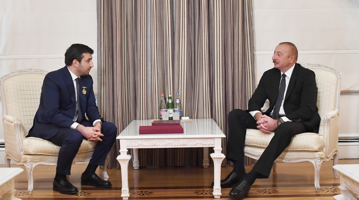Президент Азербайджана Ильхам Алиев и технический директор компании Baykar Сельчук Байрактар