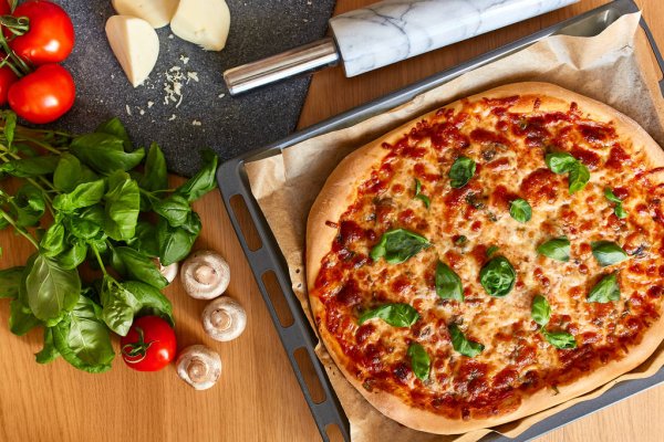 Vista superior de PIZZA italiano rústico sobre fondo de mesa de madera —  Foto de stock © photokirov@mail.ru #139473030