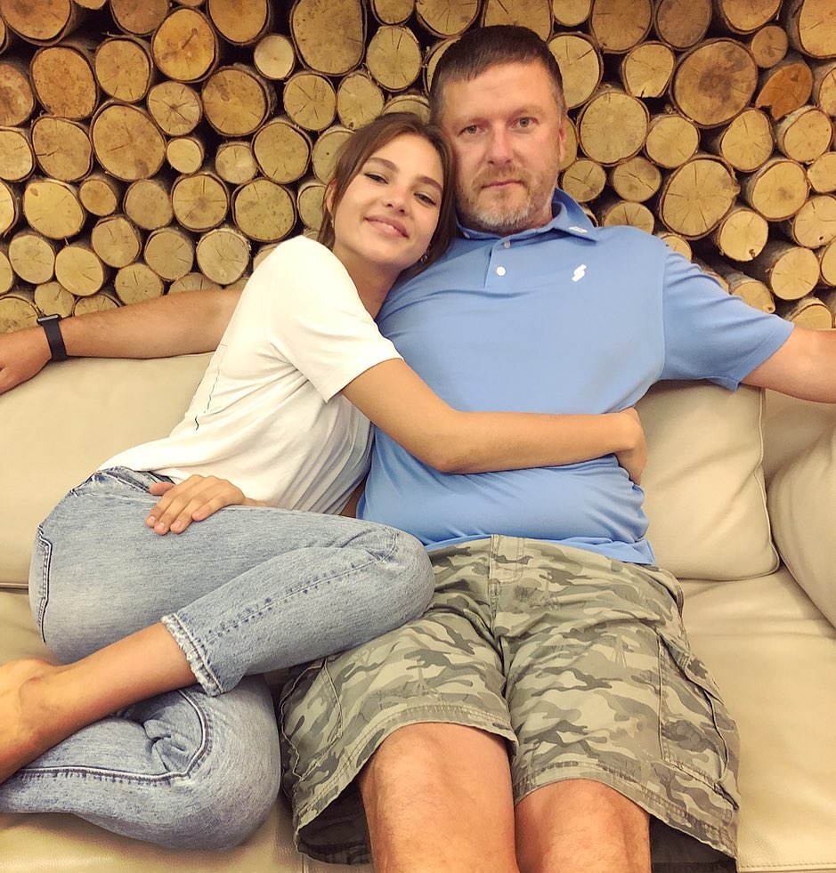Отец Алеси Кафельниковой объявил об отстранении дочери от показов