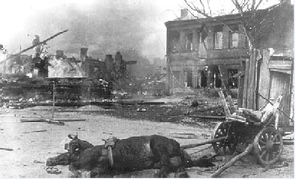 На одной из улиц Минска после бомбардировки 24 июня 1941 г. Фото Д. А. Минскера