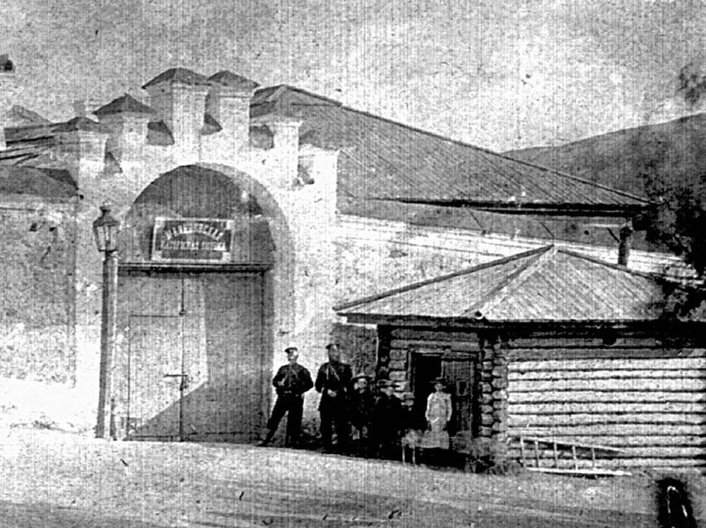 Ворота при въезде в Мальцевскую тюрьму.
