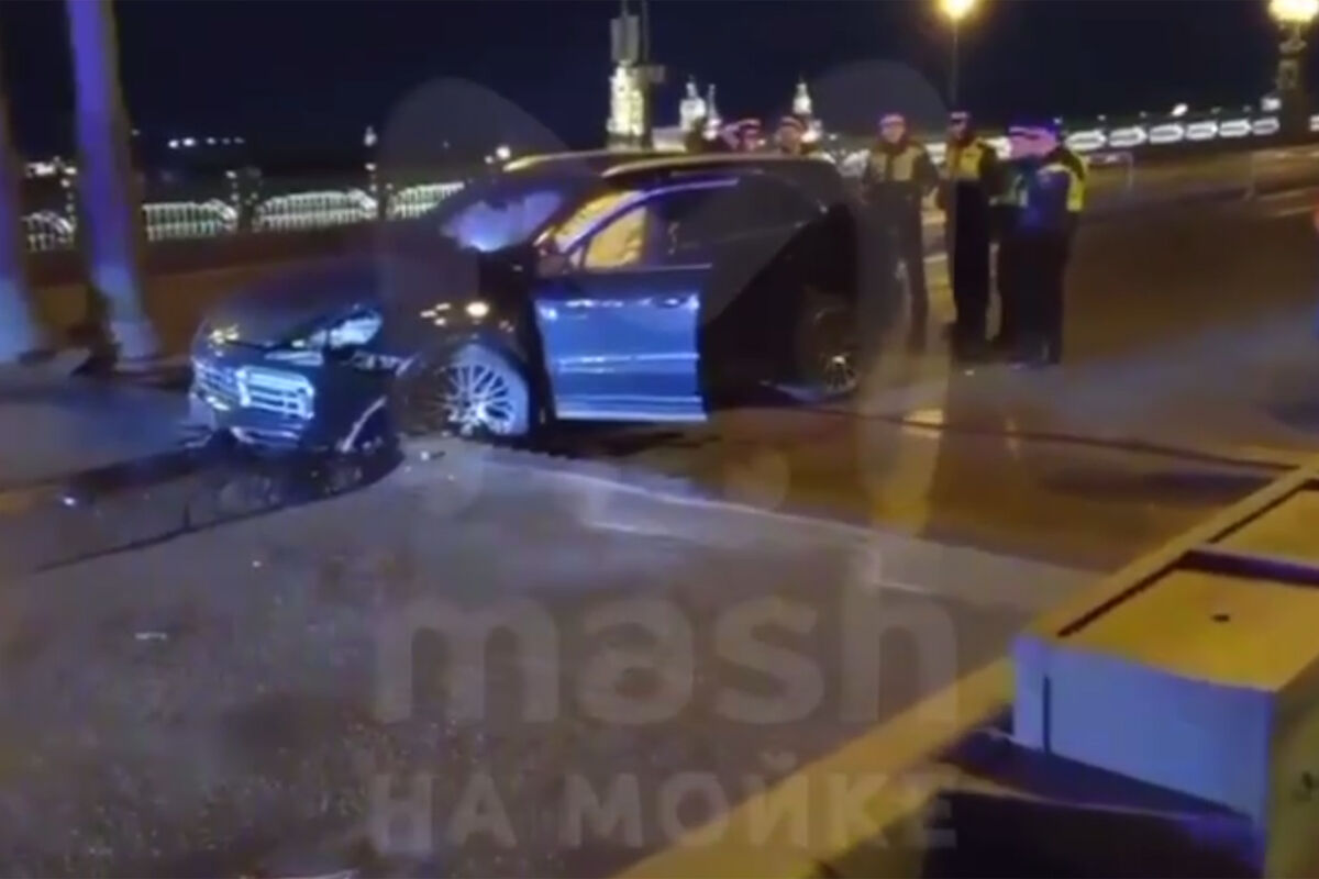 В Петербурге водитель иномарки пытался проехать по разведенному Троицкому мосту