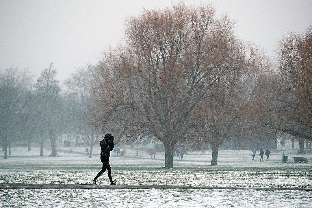 Совсем не весенняя пробежка в одном из лондонских парков. Фото: REUTERS