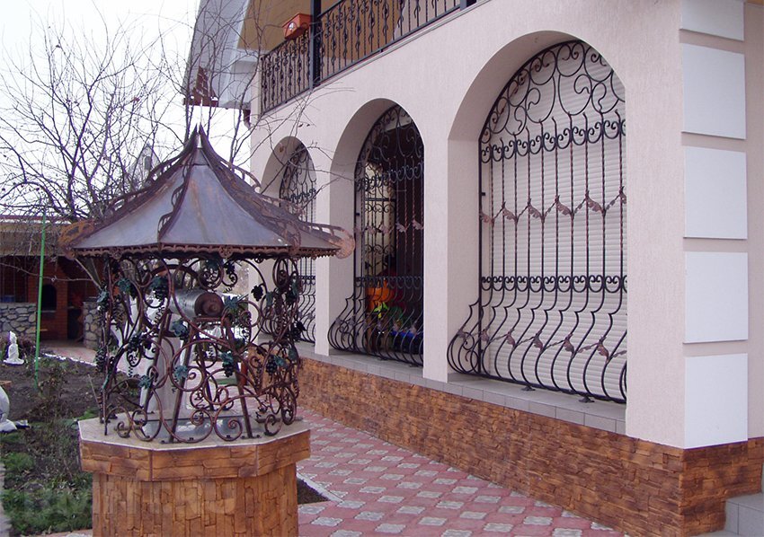 Колодезный домик над источником воды выполняет защитные и&nbsp;декоративные функции.-20