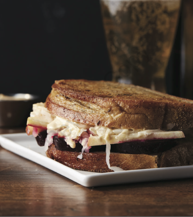 Сэндвич «Рубен». \ Фото: pinterest.ru.