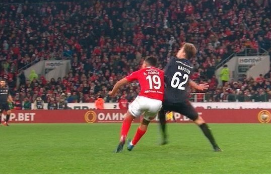 как тут можно увидеть удар в лицо? Может судьям пора сдавать знание анатомии?