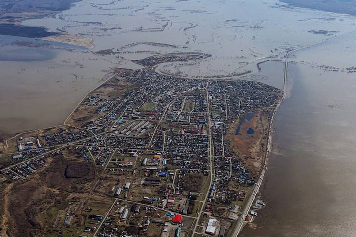 Губернатор Моор: на трассе Тюмень — Омск встали пробки на 60 км из-за паводков