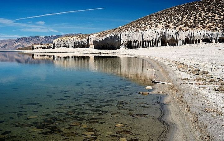 Таинственные каменные колонны озера Кроули в Калифорнии, США (2)