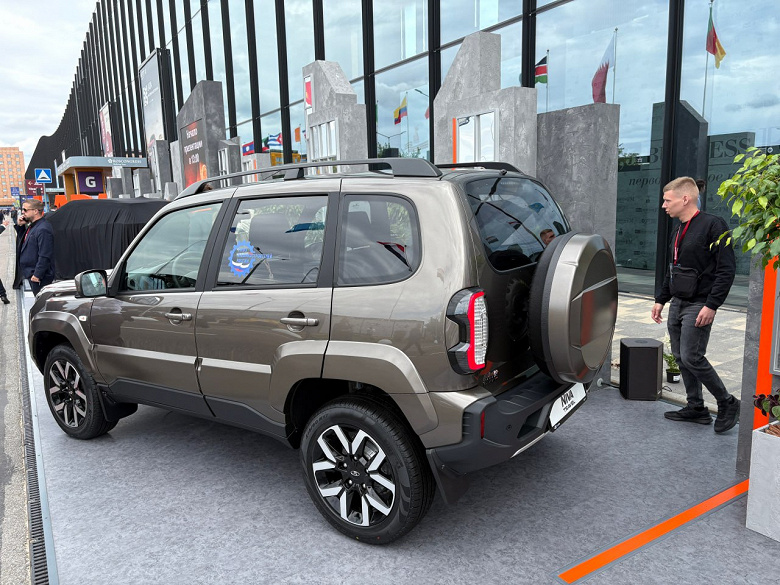 АвтоВАЗ представил новую Lada Niva — со светодиодными фарами и с новым мотором 1,8