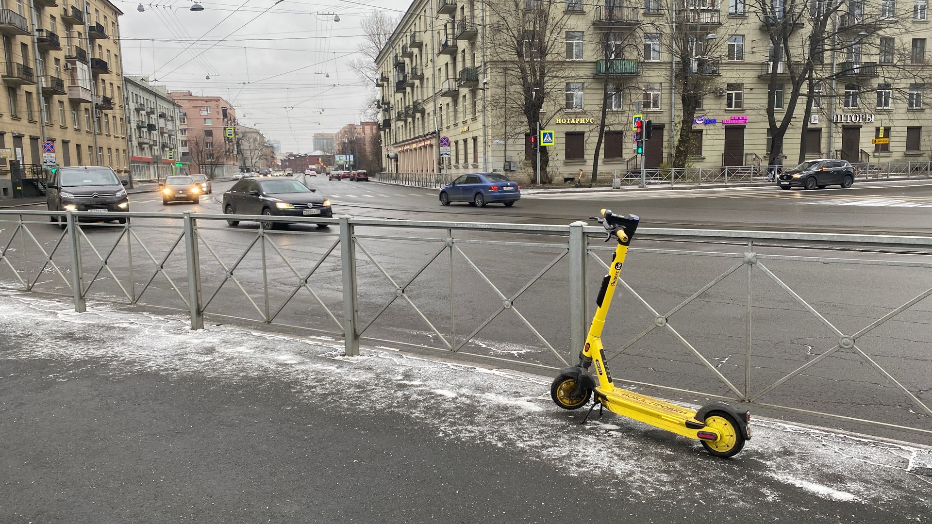 В Челябинске попавших под колеса авто подростков на электросамокате сняли на видео