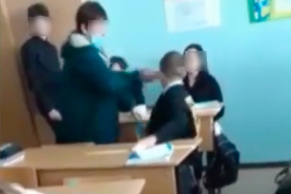 Ученики сняли на видео, как уборщица и несовершеннолетний школьник обмениваются пощечинами