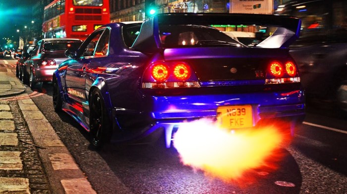 Огненный выхлоп на спортивном автомобиле Nissan Skyline GT-R.