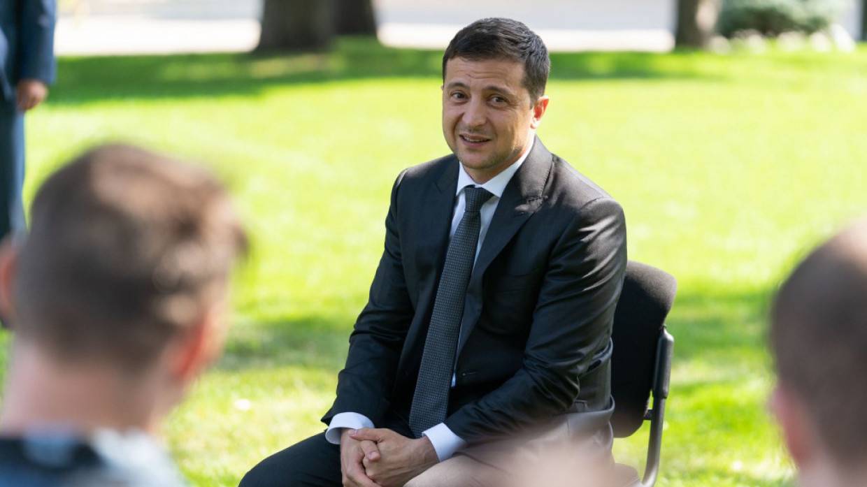 Депутаты Верховной рады предложили подарить Зеленскому подгузники и синтезатор