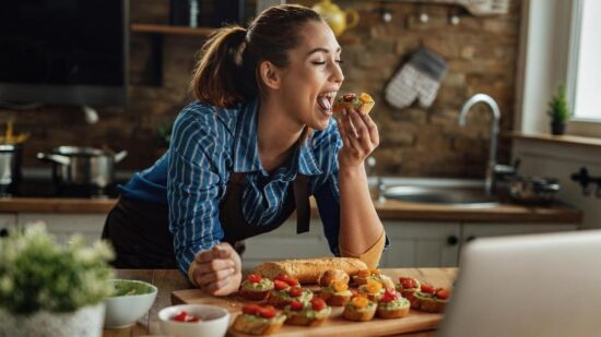 Типичная ошибка худеющих: диетологи объяснили, почему нельзя отказываться от десерта