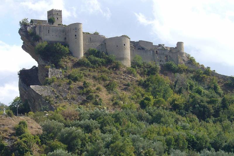 Роккаскаленья: замок на краю скалы история