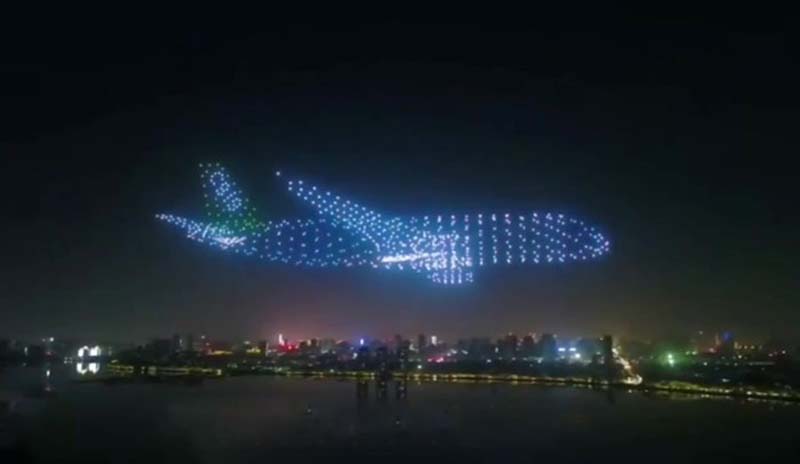 «Самолет-призрак», в котором были задействованы 800 беспилотников интересное,мир,призрак,самолет
