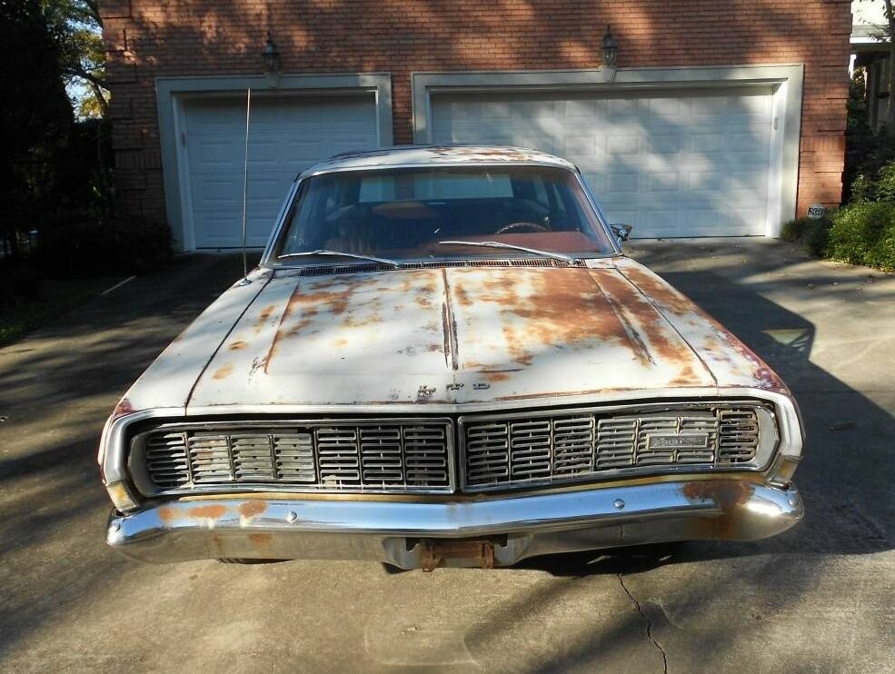 Универсал Ford Country Squire 1968 года, который вмещает десять человек