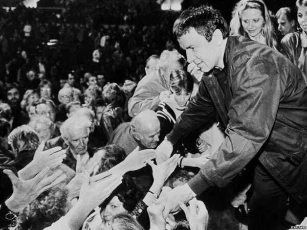 Анатолий Кашпировский пожимает руки восторженной толпе поклонников, 1989 год